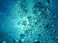 Tuffarsi in un lago blu