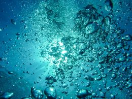 Tuffarsi in un lago blu